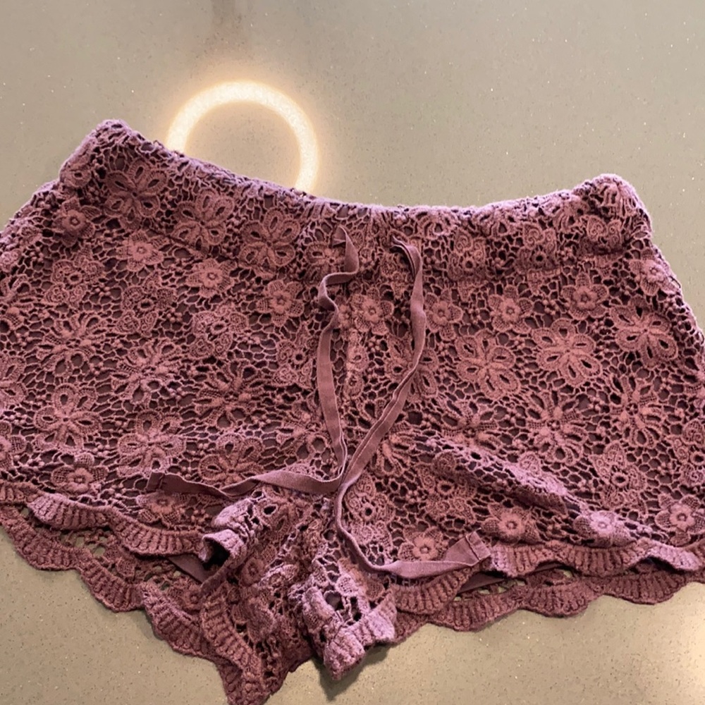 Booty short flower embroidery